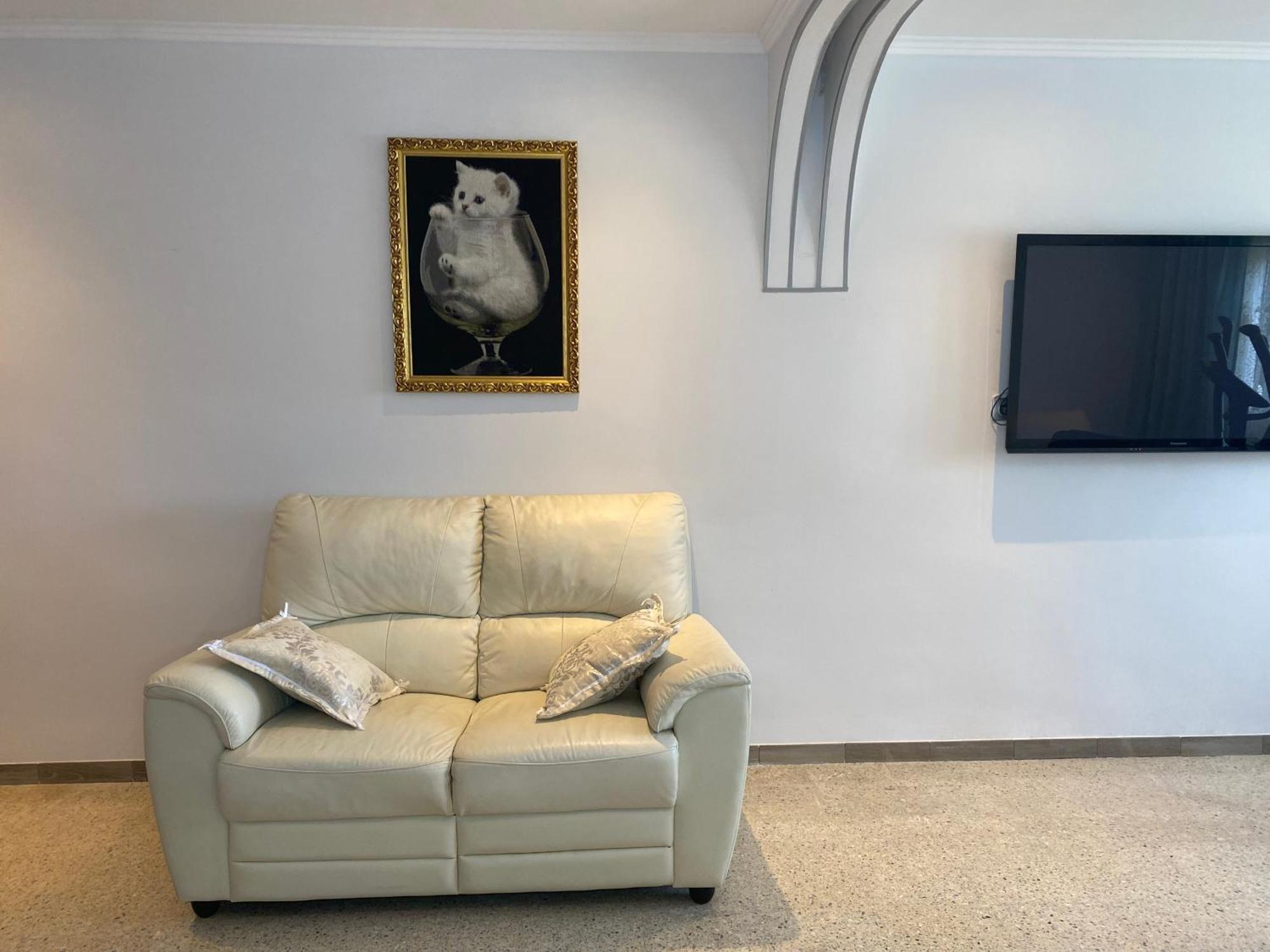 Allotjament en família Shared Apartment! Piso Compartido! общая квартира! *
